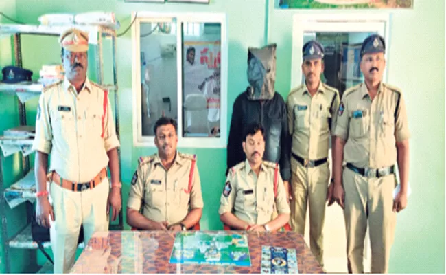 Redwood Smugglers Arrest in Kurnool - Sakshi