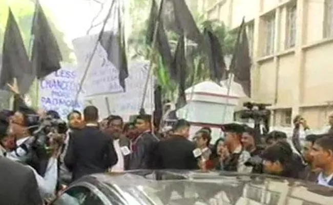 West Bengal Governors Car Surrounded By Protesting Students - Sakshi