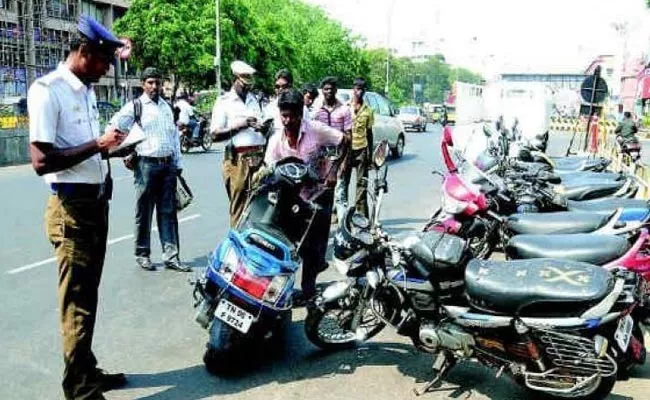 Telangana Police And RTO Officials Not Looking Into Penalty Points Policy - Sakshi