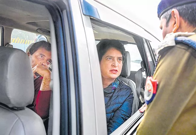 Rahul, Priyanka Gandhi stopped by UP police from entering Meerut - Sakshi