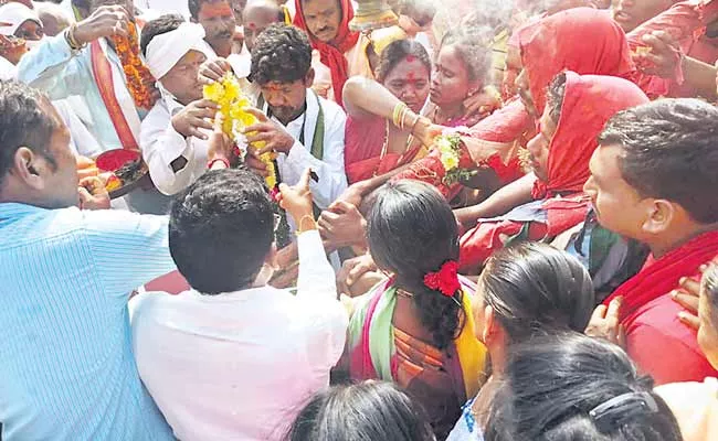 Huge Crod In Medaram Sammakka Saralamma Jatara - Sakshi