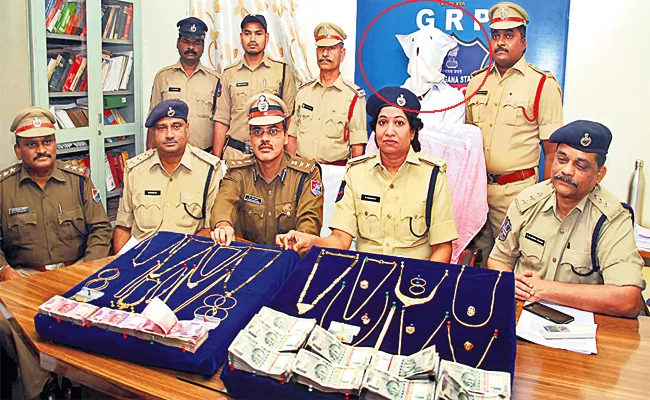 Pick Packeters Arrest in Robbery Case Hyderabad - Sakshi