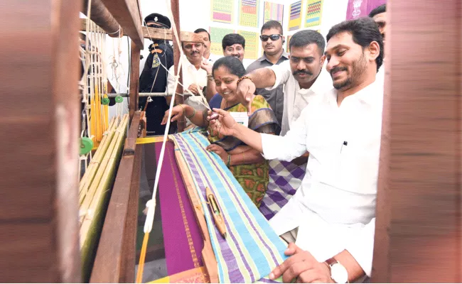 Checks Distribution in Anantapur For Handloom Workers Families - Sakshi