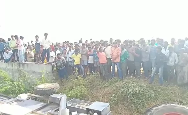 Woman Killed In Krishna District Tractor Accident - Sakshi