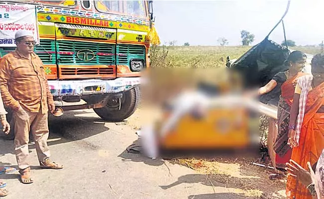 Mahabubnagar District Road Accident Four People Died - Sakshi