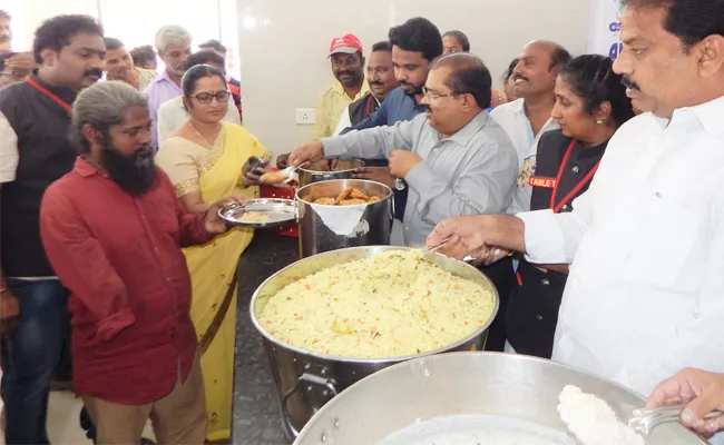 Collector Started Free Meals For Poor People in Vijayawada - Sakshi