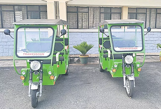 E-Rickshaw Make Debut on Hyderabad Central University Campus - Sakshi