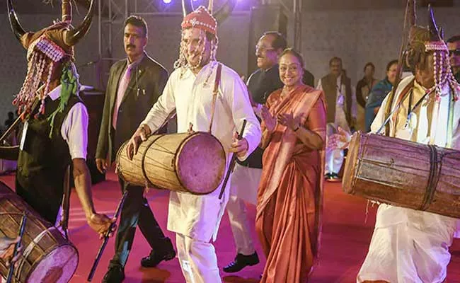 Rahul Gandhi Attends Chhattisgarh Tribal Fest Dance With Tribals - Sakshi