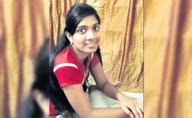 Btech Student Naveena Died in Tractor Accident Siddipet - Sakshi