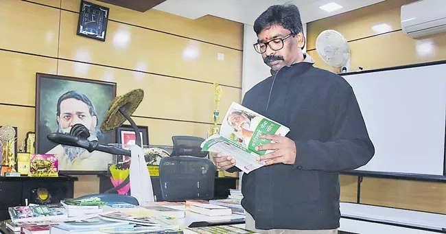 Hemant Soren to take oath as Jharkhand CM today - Sakshi