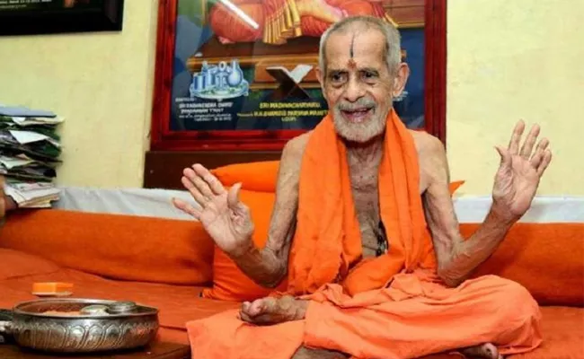 Pejavara Mutt Seer Vishwesha Teertha Swami's treatment will continue in Udupi - Sakshi