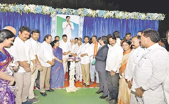 AP CM YS Jagan Mohan Reddy Visit Visakhapatnam Fevelopment Works - Sakshi