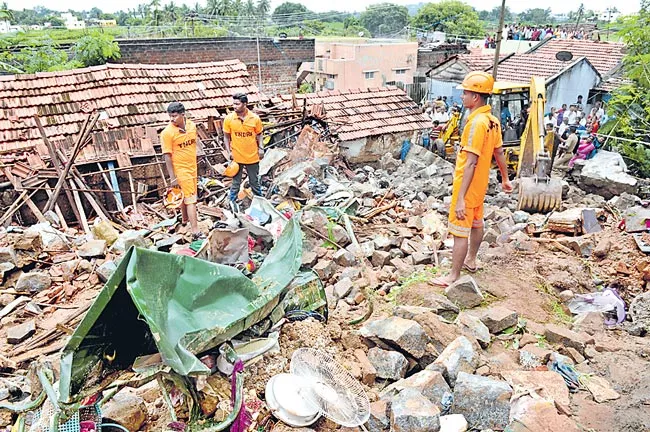 17 Dead In Tamil Nadu Rains in wall collapse - Sakshi