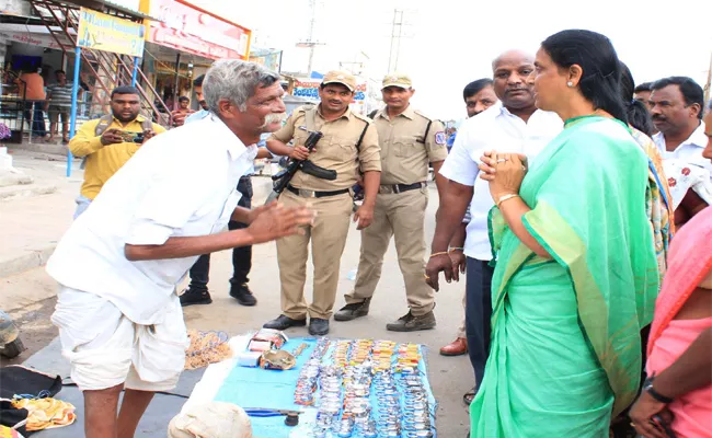 Sabitha Reddy Wish to Road Side Old Man in Tukkuguda - Sakshi