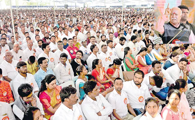 RSS Chief Mohan Bhagwat At Alumni Gathering - Sakshi