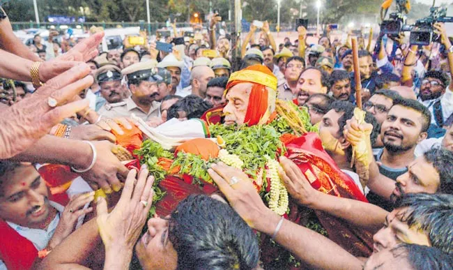 Udupi Pejawar Mutt Swamyji Passes Away at 88 in Bengaluru - Sakshi