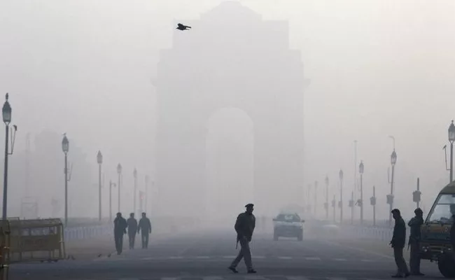 Trains Running Late In Delhi For Fog Effect - Sakshi