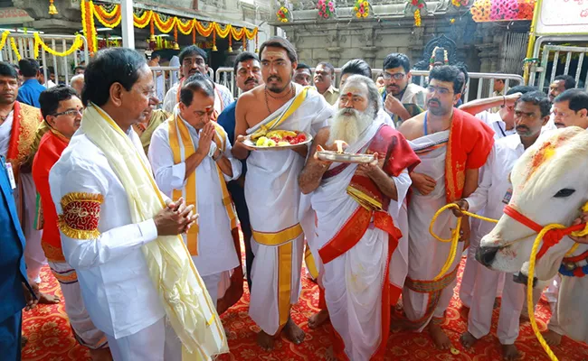 CM KCR Along With Family Performs Pooja At Vemulawada Temple  - Sakshi