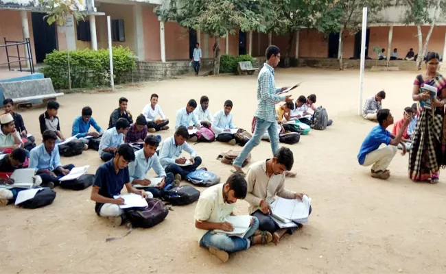 Students Suffering With Food Shortage in Junior Colleges - Sakshi