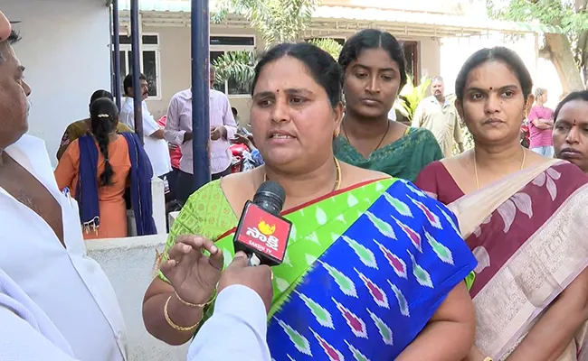 YSRCP Women Leaders Fires On Sunkara Padma Shri - Sakshi