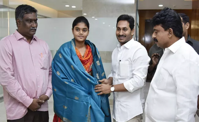 YS Jagan Greetings To Vennam Jyothi Surekha - Sakshi