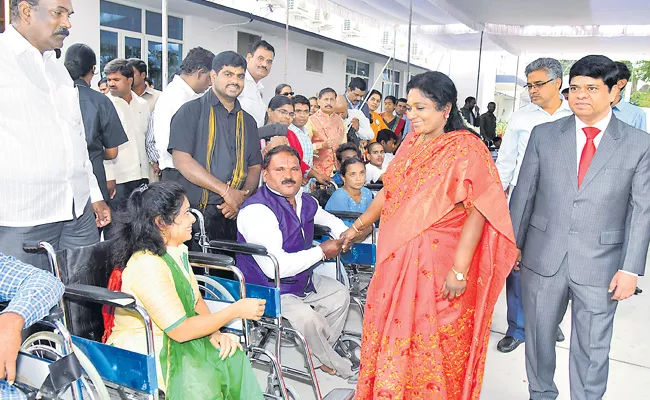 Tamilisai Soundararajan Appreciation Of Disabled At Raj Bhavan - Sakshi