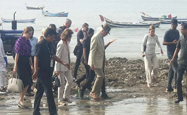 Swedish Royal Couple Take Part In Clean Up Versova Beach - Sakshi