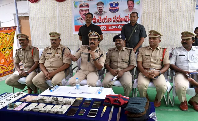 Peddapalli Police Who Caught Kidnappers Through an ATM - Sakshi