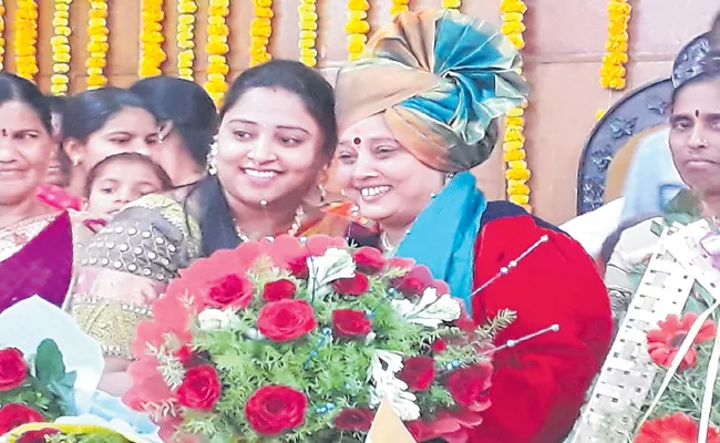 Telugu woman as mayor of Sholapur - Sakshi