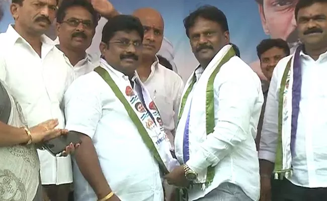 TDP Activists Join YSRCP In Jangareddygudem - Sakshi