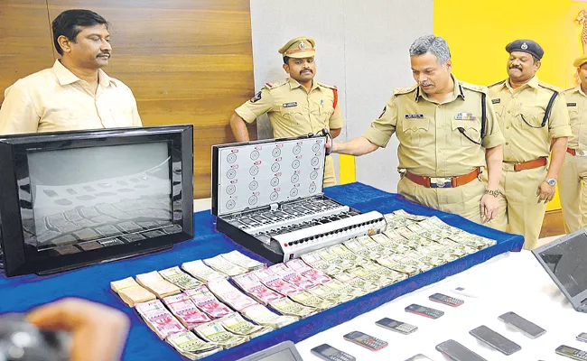 Arrested betting gang in Bezawada - Sakshi