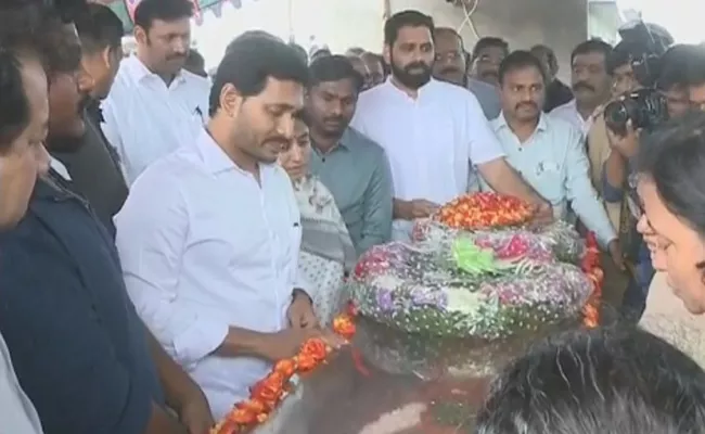 YS Jagan Pays Tributes To Narayana - Sakshi