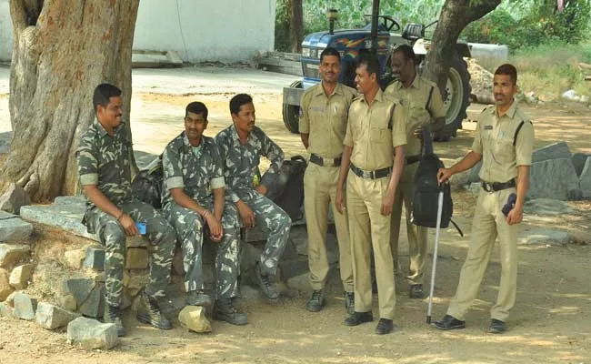 Encounter Of Disha Accused Creates Tension In Jaklair And Gudigunla Villages - Sakshi