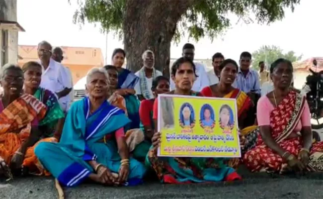 Hajipur People Protest For Srinivas Reddy Encounter In Yadadri Bhuvanagiri - Sakshi