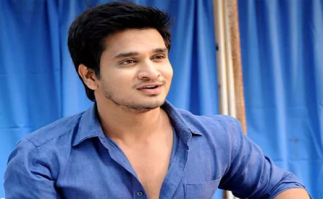 Hero Nikhil Responded By Selling Piracy CDs On Roads - Sakshi