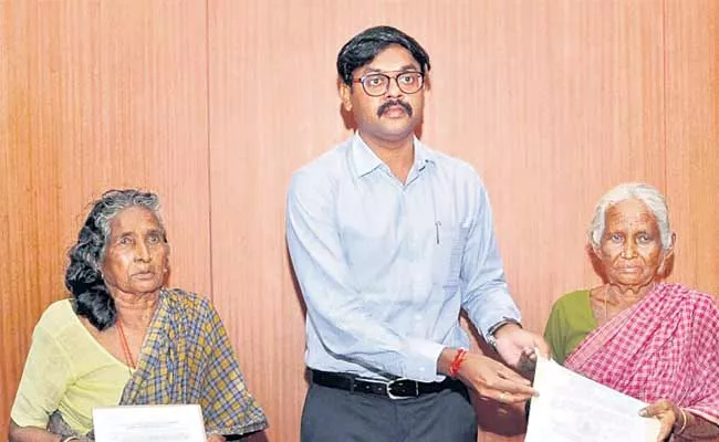 Tamil Nadu Sisters Who Lost Rs 40K In Note Ban Get Monthly Pension - Sakshi