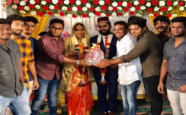 Couple Gets A Bouquet Of Onions For A Wedding Gift In Chennai - Sakshi