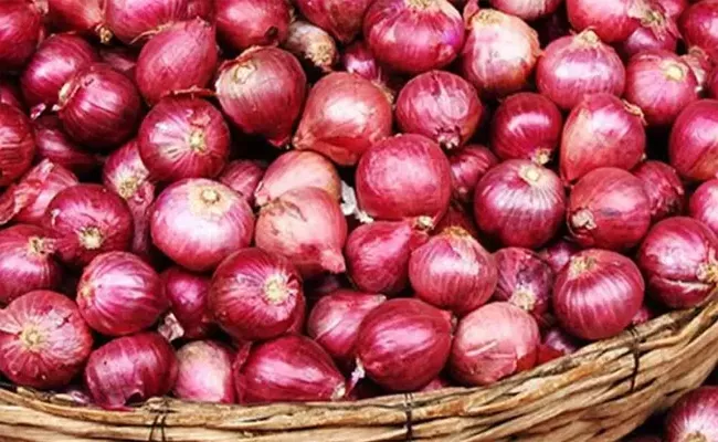 Onion prices have been steadily decreasing in the wholesale market but Onion retailers selling at a higher price - Sakshi