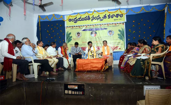 Satavadhanam Cultural Program In Rajamahendravaram - Sakshi