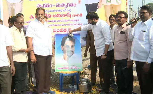 APSRTC Employees Palabhishekam To CM YS Jagan Photo In Vijayawada - Sakshi