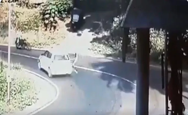 Kid Falldown Off Running Car In Kerala - Sakshi