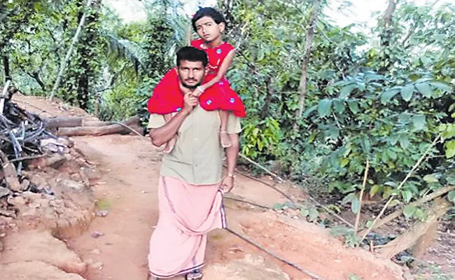 Father Struggling To Save His Daughter At Kerala - Sakshi