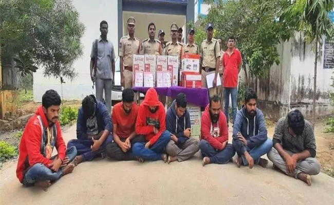 Police Arrested Lucky Draw Cheating Gang In Adilabad - Sakshi