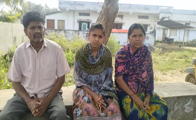 Woman Protest Sat In Front Of Boy Friend Home In Khammam - Sakshi