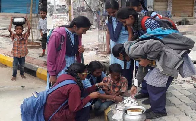 Model School Students Humanity prevailed In Nizamabad - Sakshi