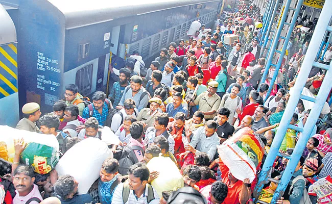 City People Started Journey To Hometown On Occasion Of Sankranti - Sakshi