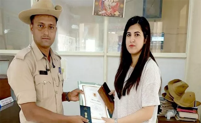 Karnataka Police Constable Helps Kashmir Woman Missing Documents - Sakshi