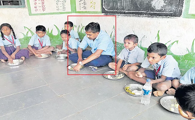 Kesamudram School Head Master Attend in School Uniform - Sakshi