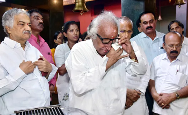 Janardhana Poojary  prays for rumours of Oscar Fernandes health - Sakshi