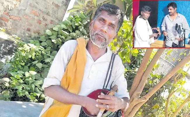 Bonela Asirayya Singing Janapada Songs In A Train In Srikakulam - Sakshi